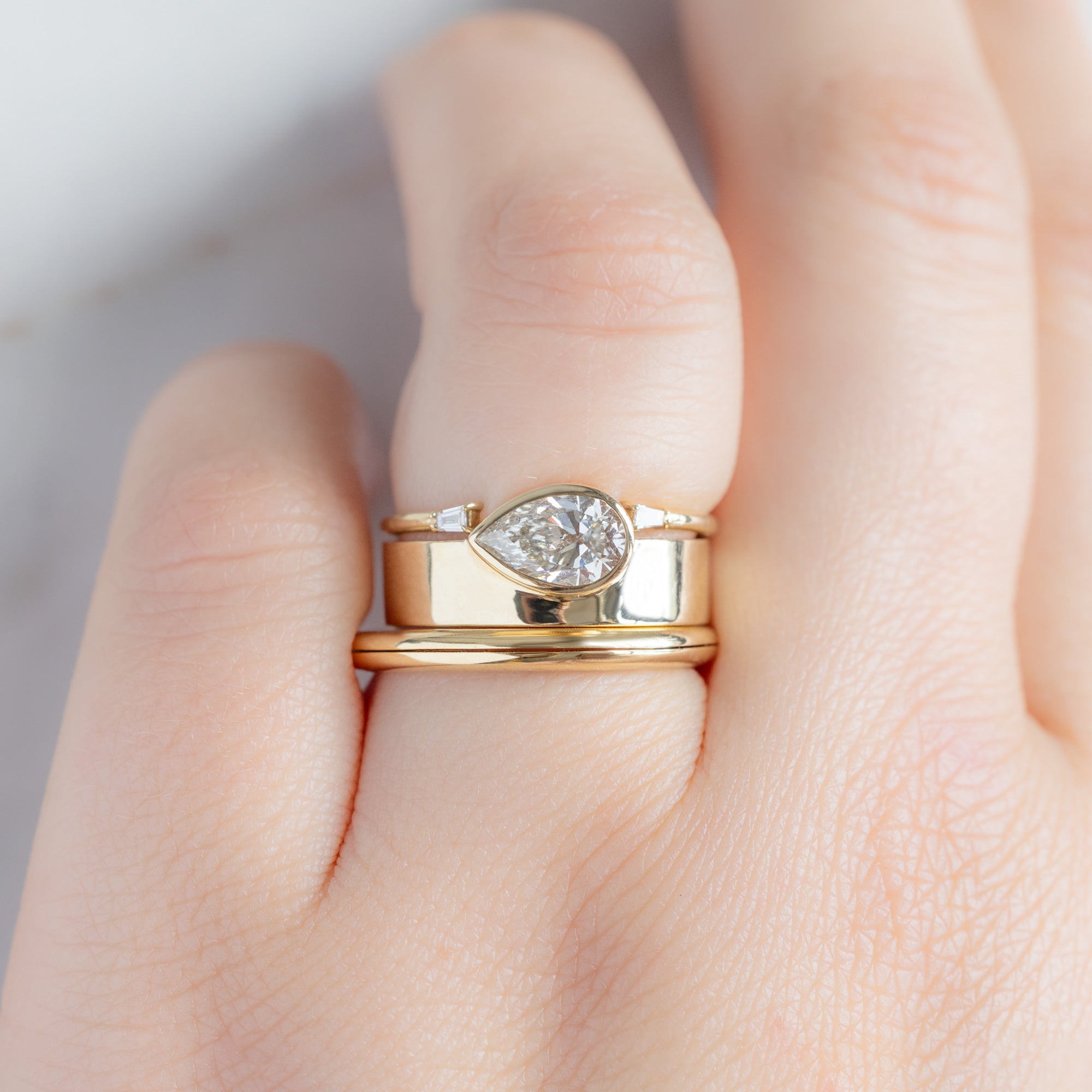Alexis Russell  Wedding Bands The Love Story Ring with a Sapphire | Yellow Gold